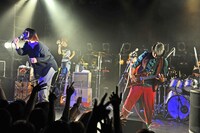 「髭×0.8秒と衝撃。 in "DECADE”」髭のライブの様子。