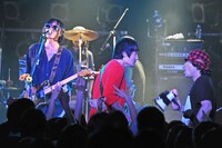 「髭×0.8秒と衝撃。 in "DECADE”」髭のライブの様子。