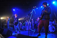 「髭×0.8秒と衝撃。 in "DECADE”」髭のライブの様子。