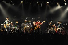「髭×0.8秒と衝撃。 in "DECADE”」髭のライブの様子。