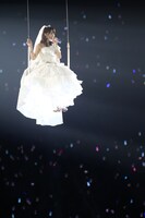 ブランコに乗って客席頭上から登場した柏木由紀。