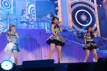 アンコールに登場したフレンチ・キス。左から高城亜樹、柏木由紀、倉持明日香。