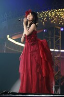 深紅のドレスに身を包み、オーケストラとともに「ショートケーキ」を披露する柏木由紀。