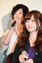 乃木坂46の生駒里奈（奥）と白石麻衣（手前）。