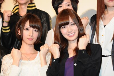 映画「劇場版 BAD BOYS J-最後に守るもの-」初日舞台挨拶の様子。左から橋本奈々未、白石麻衣。