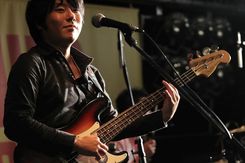 鳥口JOHNマサヤ（B, Cho）（Photo by TSUNEO KOGA）