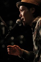 渡和久（Vo, Piano）（Photo by TSUNEO KOGA）