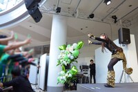 トラ風の衣装でファンへ手を振る根岸可蓮。