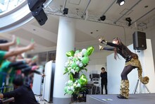 トラ風の衣装でファンへ手を振る根岸可蓮。