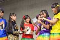 泣きながら根岸可蓮への手紙を読み上げる堀くるみ。