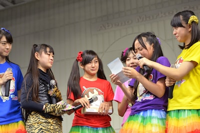 泣きながら根岸可蓮への手紙を読み上げる堀くるみ。