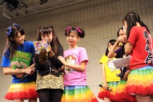 根岸可蓮がメンバーへの手紙を読み上げる様子。