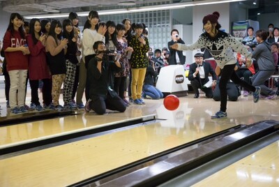 「HKT48『メロンジュース』発売記念 大ボウリング大会」の様子。
