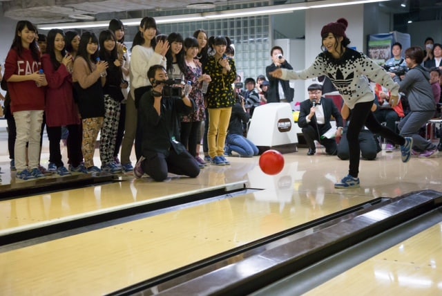 「HKT48『メロンジュース』発売記念 大ボウリング大会」の様子。