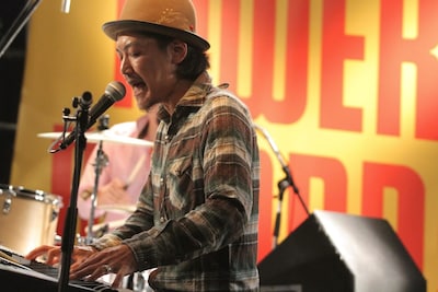 渡和久（Vo, Piano）（Photo by TSUNEO KOGA）