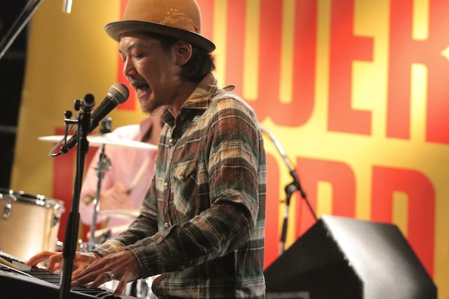 渡和久（Vo, Piano）（Photo by TSUNEO KOGA）