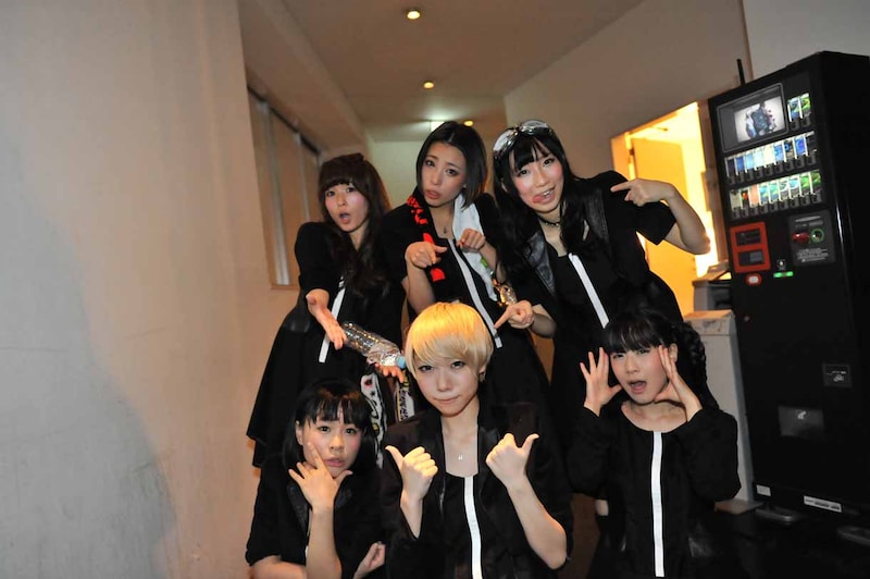 「100% Japanese Music DJ & LIVE TOKYO BOOTLEG VOL.40 -7th anniversary party-」のライブを終えたBiS。