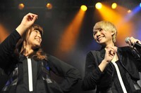 左からプー・ルイ、コショージメグミ。