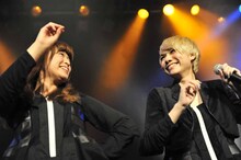 左からプー・ルイ、コショージメグミ。