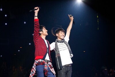 「Golden Circle Vol.18 ～Yohito Teraoka 20th Anniversary Special～」出演時の桜井和寿（Mr.Children）と寺岡呼人。（撮影：ほりたよしか）