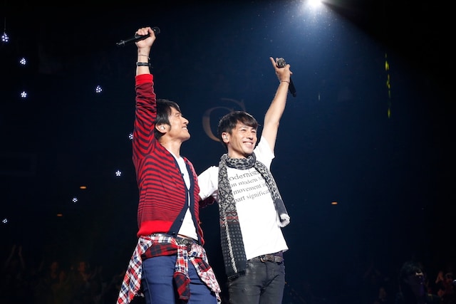 「Golden Circle Vol.18 ～Yohito Teraoka 20th Anniversary Special～」出演時の桜井和寿（Mr.Children）と寺岡呼人。（撮影：ほりたよしか）