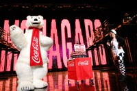 サプライズプレゼントを持って登場したポーラーベアとAI。