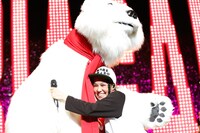 「カワイすぎるよね!!」とポーラーベアに抱きつくAI。