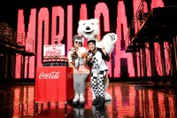 同じ11月生まれの女性ファンとAI、ポーラーベアによる記念撮影。