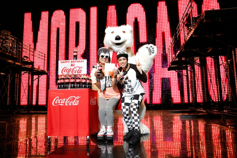 同じ11月生まれの女性ファンとAI、ポーラーベアによる記念撮影。