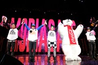 ライブの全行程が終わり、手をつないで場内を見渡す出演者一同。