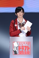 「AKB48グループ ドラフト会議」で抽選を行う山本彩。(c)AKS
