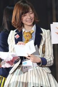 「AKB48グループ ドラフト会議」で交渉権を獲得した島崎遥香。(c)AKS