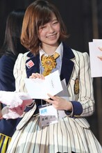 「AKB48グループ ドラフト会議」で交渉権を獲得した島崎遥香。(c)AKS