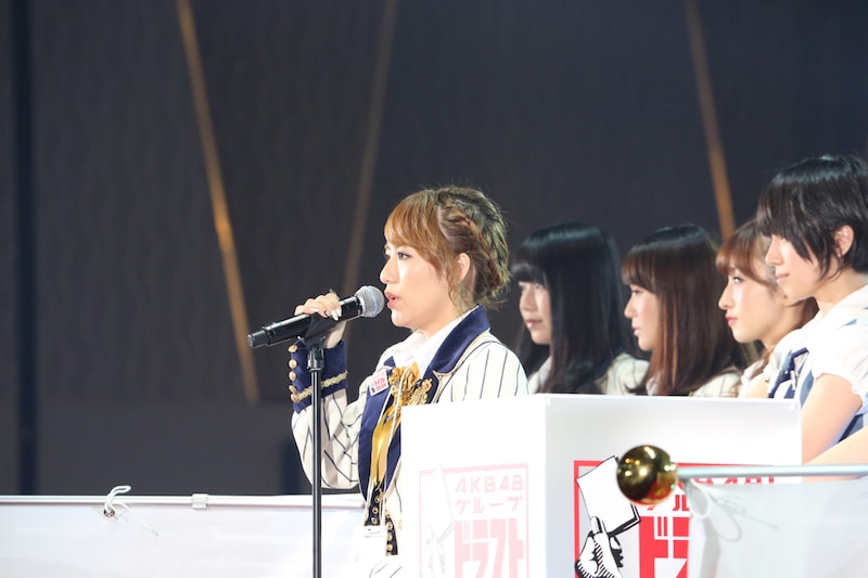 「AKB48グループ ドラフト会議」開会宣言でマイクを握る高橋みなみ。(c)AKS