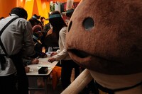 せっせと予約会を行うTHE ポッシボーとなめこ。