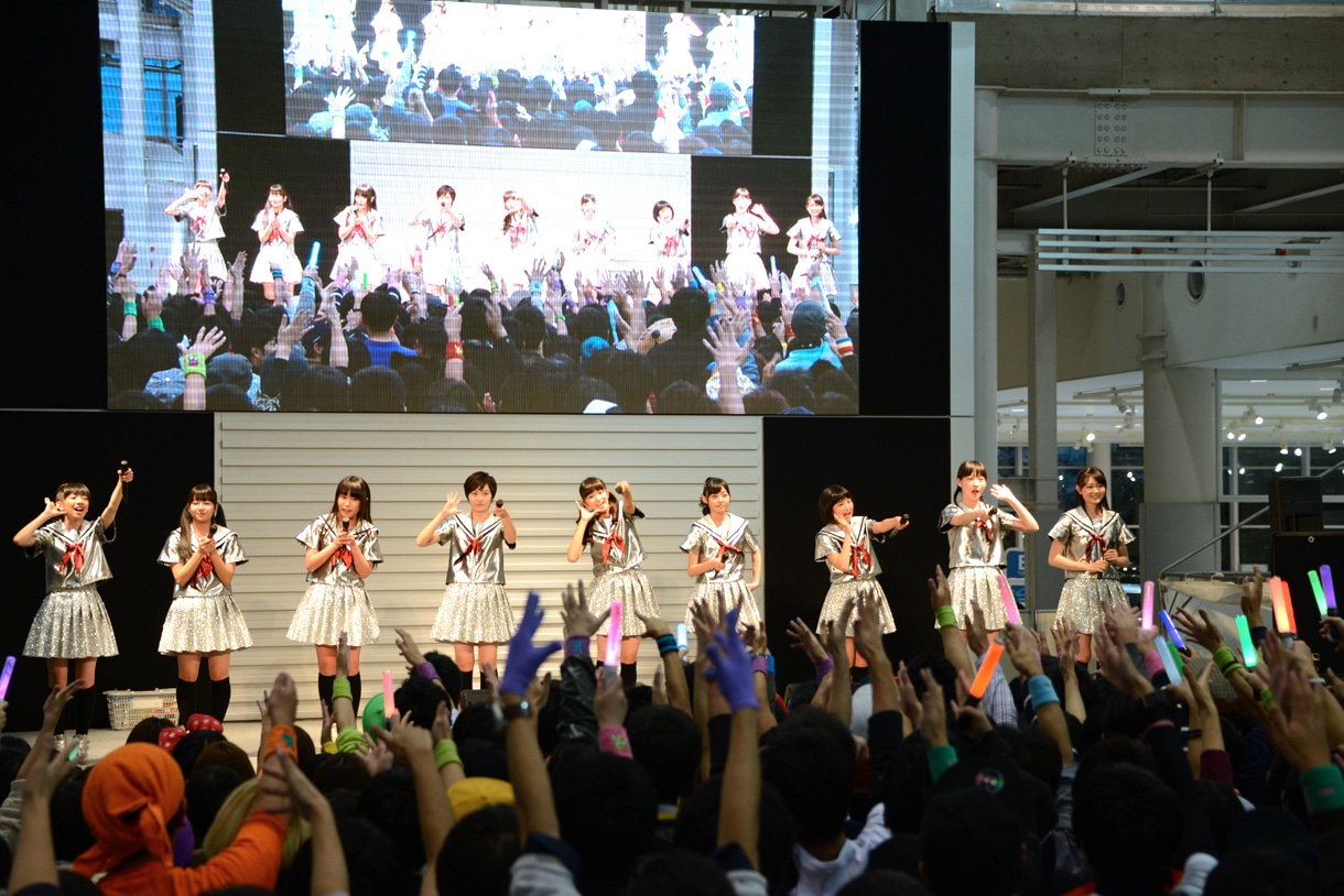 「私立恵比寿中学 フリーライブ HMV presents MEGA WEBリニューアル記念 ～恩も倍返し～」の様子。