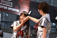 安本彩花（右）の手の温度を確かめる廣田あいか（左）。