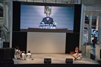 完成したばかりの新曲「未確認中学生X」ビデオクリップを食い入るように見つめるエビ中メンバー。