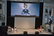 完成したばかりの新曲「未確認中学生X」ビデオクリップを食い入るように見つめるエビ中メンバー。