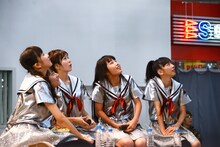 スクリーンを見つめるエビ中メンバー。