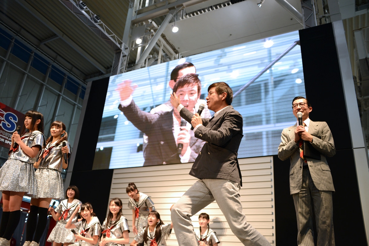 昭和の司会者のような口ぶりでエビ中を紹介する関根勤。
