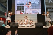 新曲「未確認中学生X」を披露するエビ中。