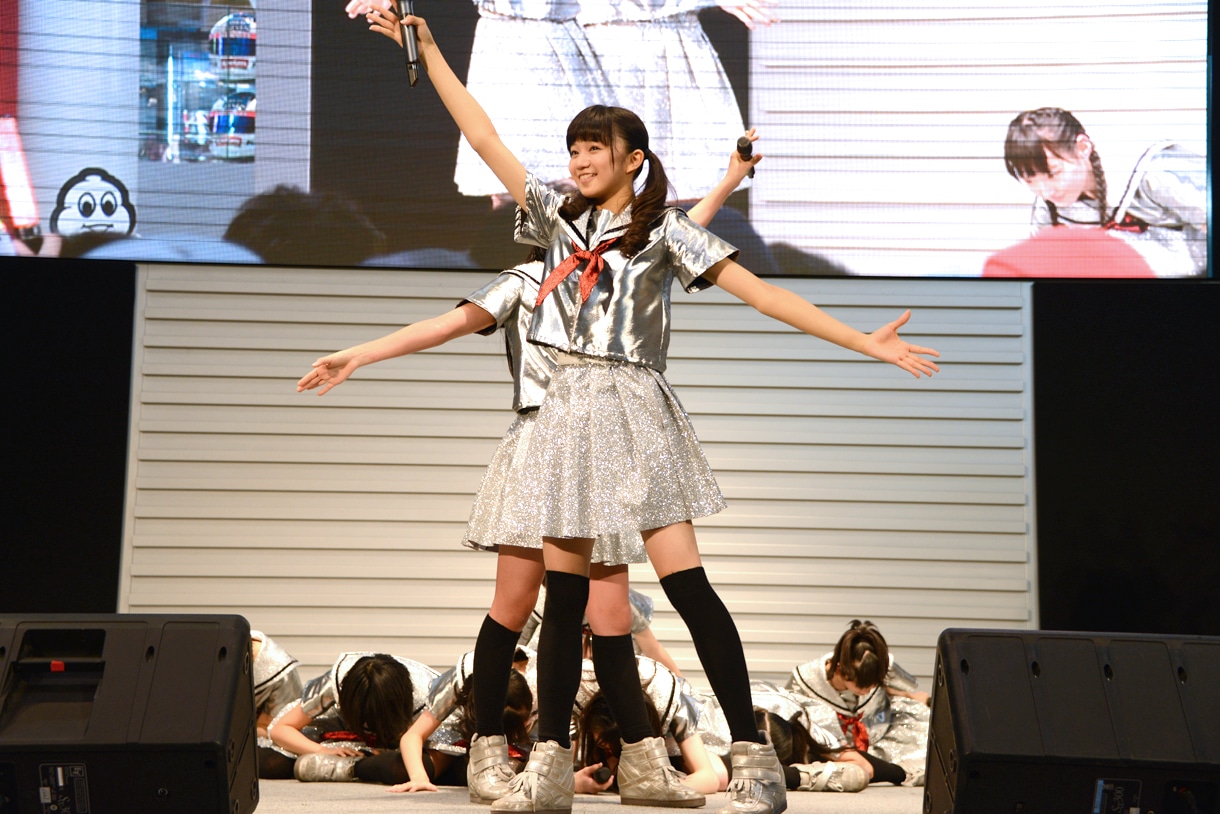 新曲「未確認中学生X」を披露するエビ中。