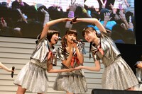 新曲「未確認中学生X」を披露するエビ中。