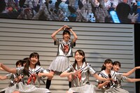 新曲「未確認中学生X」を披露するエビ中。