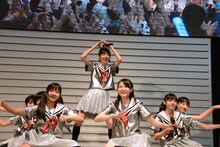 新曲「未確認中学生X」を披露するエビ中。