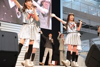 ラストの曲「永遠に中学生」では関根勤＆ジョニ男も中学生になって決めポーズ。