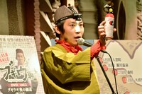 熊撃退用スプレーを紹介する上杉周大。