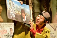 パネルを使ったクイズコーナーでファンを楽しませる上杉周大。