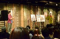 パセオ・テルミヌス広場でのイベントの様子。左はSTV岸ディレクター。